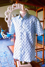 Load image into Gallery viewer, Hawaiian, Hawaiian fashion, fashion, summer clothing, 100% Linen Unisex MOA Aloha Shirt, Aloha, Aloha shirt, Men&#39;s shirt, Aloha outfit, Aloha attire, Half sleeve shirts, Men&#39;s clothing, Men&#39;s fashion, Men&#39;s Linen shirt, Men&#39;s sustainable fashion, Men&#39;s clothing, Aloha prints, Aloha shirt design, Hawaii, Maui, Hawaii clothing, 麻シャツ, 麻, 男物, 夏服, 半袖シャツ, 半袖 メンズシャツ, メンズシャツ, メンズ, マウイ観光, マウイ島, マウイ, ファッション, ハワイ観光, ハワイプリント, ハワイファション, ハワイデザイン, ハワイ, エコの服, エコ, アロハファッション, アロハシャツ, アロハ, Aloha Shirts